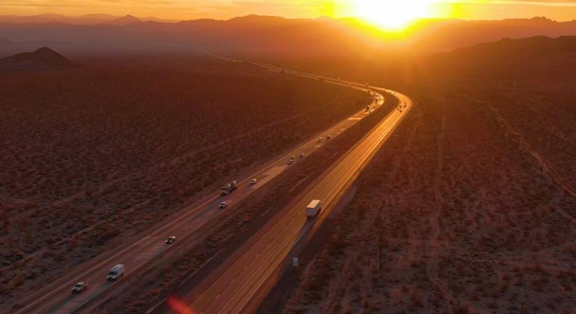 3 éves gyereket találtak hajnalban s szakadó esőben az út közepén- egy kamionos mentette meg