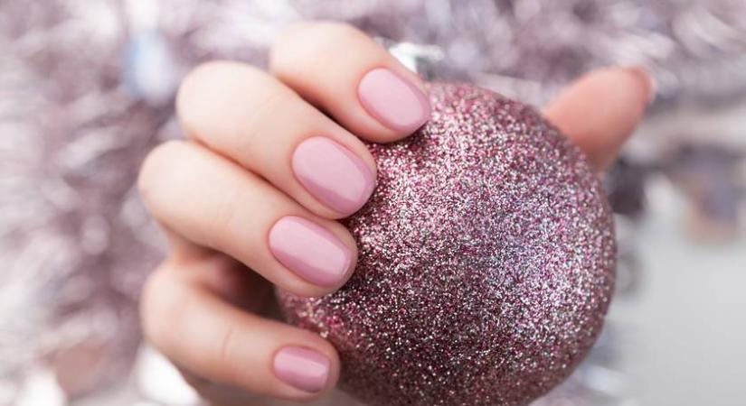 5 nőies manikűrtrend télre, ha unod a karácsonyfamintát: jégvirágba borulnak a körmök