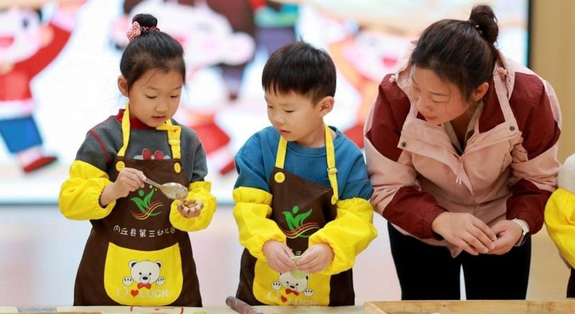 Kína rájött, hogyan születik minél több gyermek: ha bejön, újra a világ legnépesebb országa lesz – Európában ezt nem mernék megcsinálni