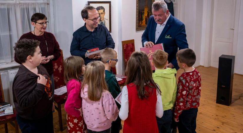 A legügyesebb díszítők – Karácsonyváró családi délutánt rendeztek Vasváron