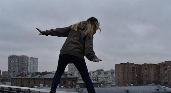 Ungváron a rendőrség felkutatta a többszintes ház tetején „szórakozó” tinédzsereket