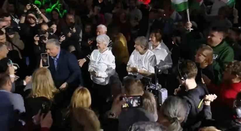 Háborúellenes Gyűlés: ezt üzente a színpadra lépés előtt Orbán Viktor