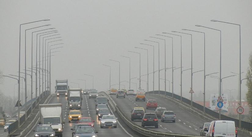 Riasztó légszennyezettség: maszkban az utcán, járattörlések a repülőtéren