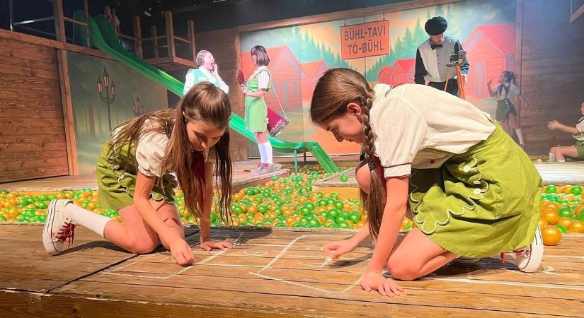 Kisbaboti ikerlányok játsszák az A két Lotti főszerepét a győri színházban, látta már a darabot?