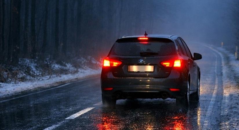 Csúszós utakra figyelmeztetnek