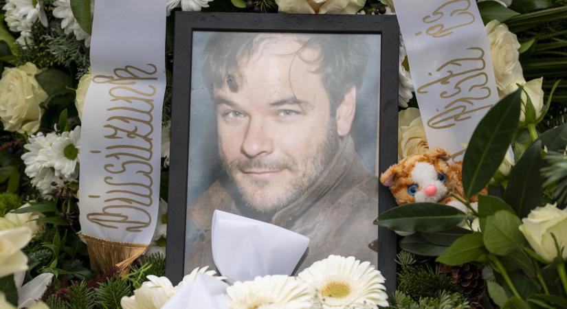 „Légy bátor adni önmagadból, és ne halogass szeretni!” – Eltemették Kálloy Molnár Pétert