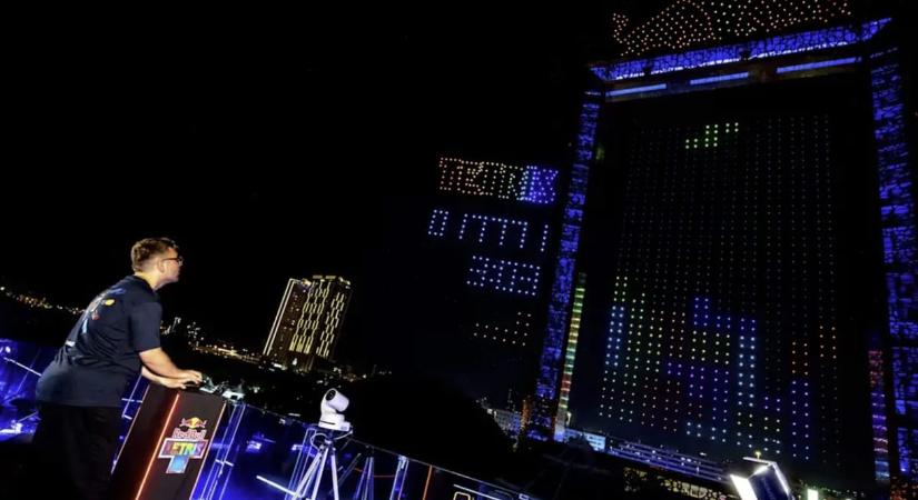Összesen 2800 drónnal játszották a világ legnagyobb Tetrisét – videó