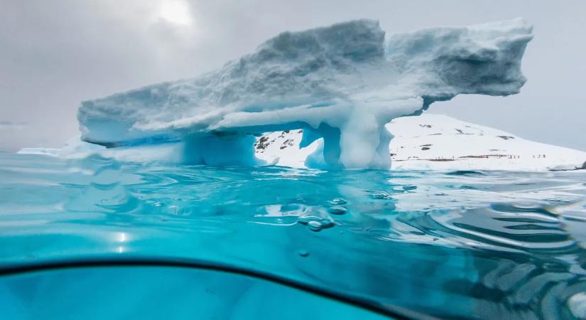 Jégbe fagyott művészet – elképesztő fotókon az Antarktisz leglátványosabb jéghegyei – galéria