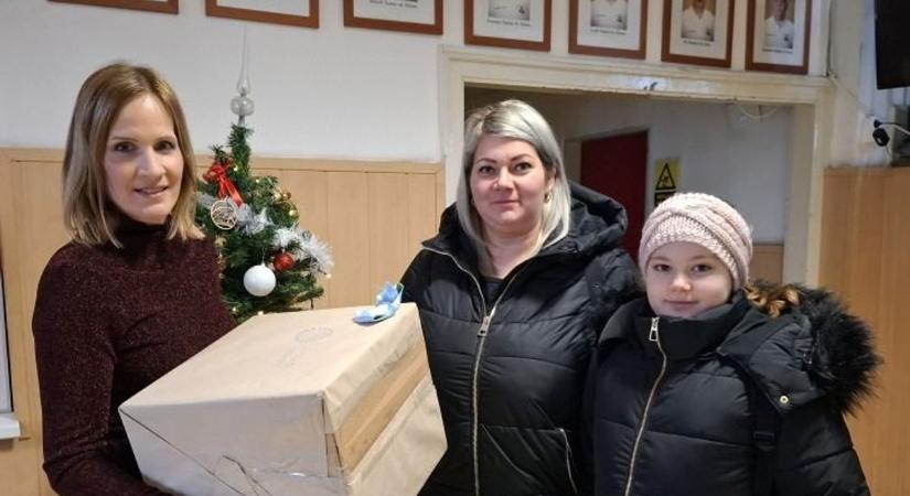 Karácsonyi adományokkal és koncerttel lepték meg a veszprémi tűzoltók a rászorulókat (galéria)