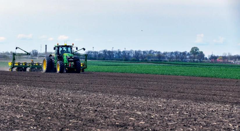 Egy karácsonyra időzített törvénymódosítás megnyitja a földpiacot a befektetők előtt
