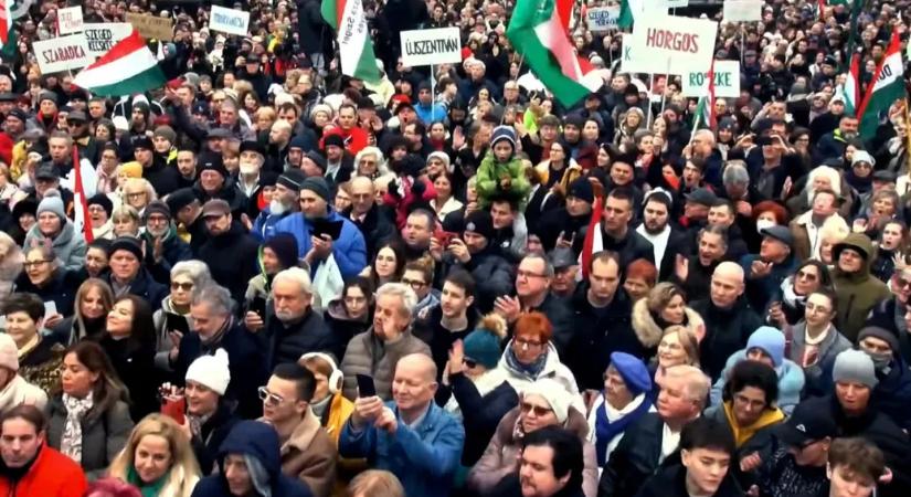 Székely zászlóval, a Nélküledre vonult be Magyar Péter a Tisza szegedi gyűlésére