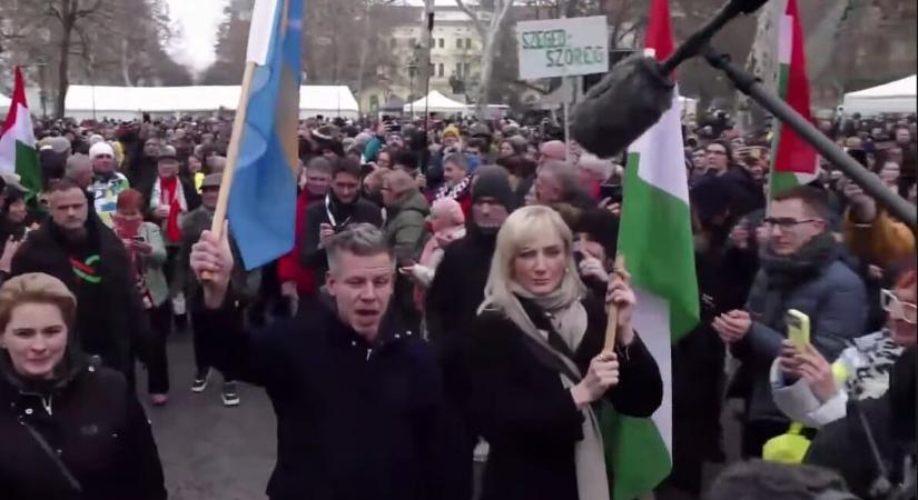 Magyar Péter Borbély Alexandrával és Strompová Viktóriával az oldalán vonult be Szegedre – ÉLŐ