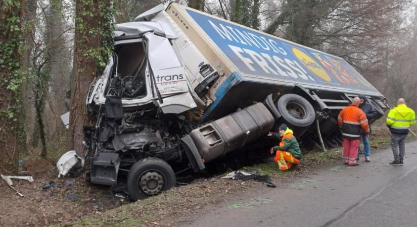 Teljesen összeroncsolódott a kamion – súlyos baleset Somogy és Tolna határán