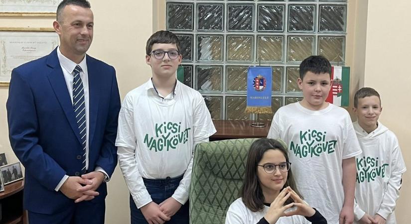 Elfoglalták a polgármester székét – nagykövetek jártak a hivatalban