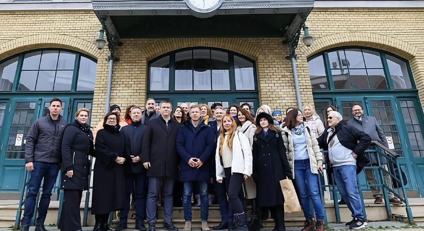 Magyar Péter a Tisza szegedi jelöltjeivel várta a tömeget a Széchenyi téren