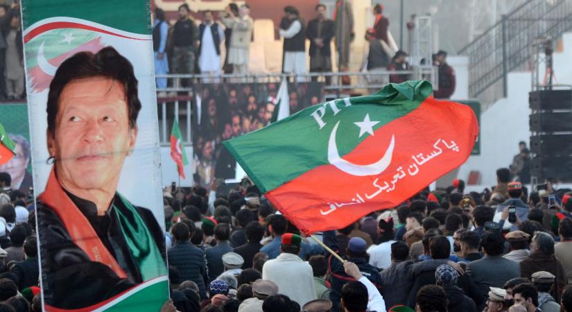 Korrupció miatt fejenként 17 év börtönre ítélték a volt pakisztáni kormányfőt és a feleségét