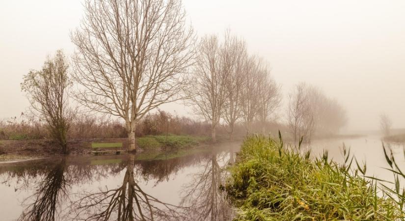 Rossz látási viszonyokra és ónos szitálásra figyelmeztetnek