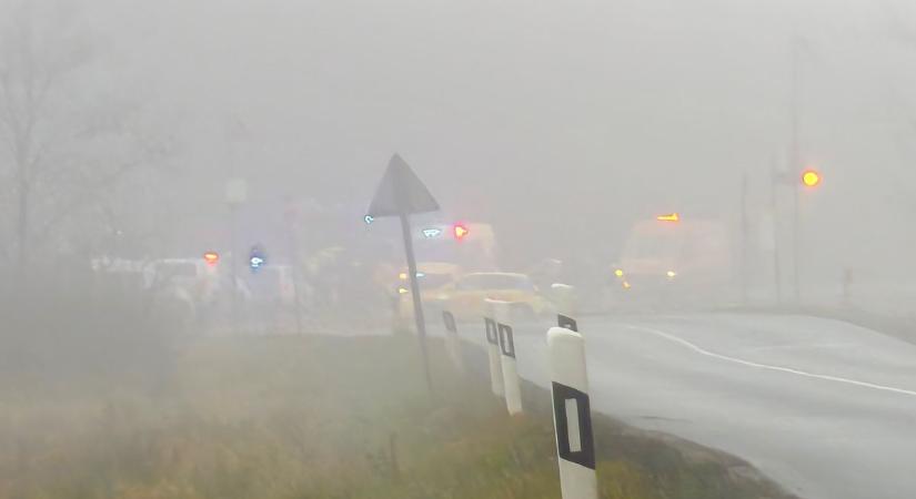 Halálos baleset a szomszédban: kisbusz és autó ütközött frontálisan