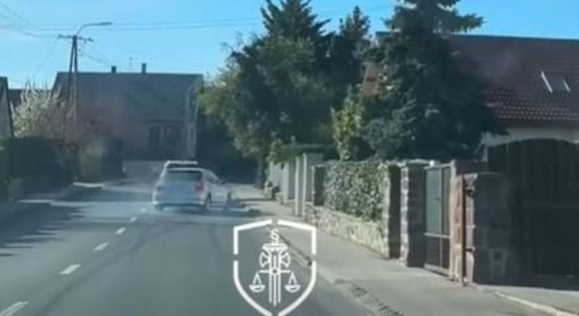 Ittasan ütközött egy autóval, majd továbbhajtott és egy kerítésoszlopba csapódott (videó!)