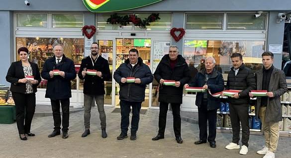 Fideszes politikusok nemzetiszín szalagokkal, büszkén átadták egy magánvállalkozó magánvállalkozásban felújított Mol-kútját