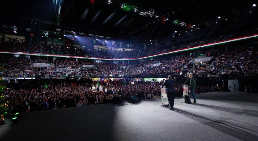 Ennyit arról, hogy előre megírt kérdéseket kapnak a Lázárinfón – egy ellenzéki kérdezte a szegedi színpadon Orbán Viktort (VIDEÓ)