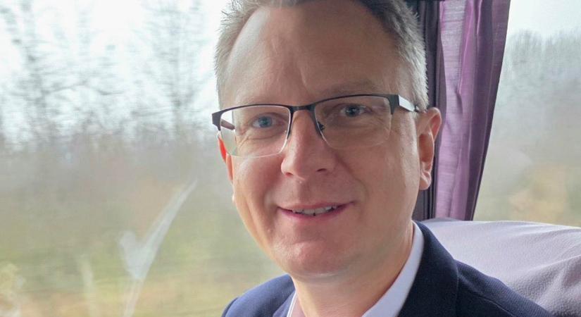 Rétvári Bence rántott húsos fotója kiverte a biztosítékot – neki szabad enni a buszon?