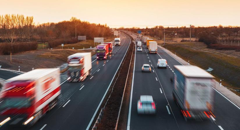 Hatalmas a forgalom az M5-ös autópályán, több szakaszon is csak lépésben lehet haladni