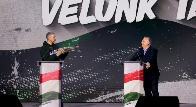 Orbán, Lázár és Áder zárt körben állították meg a háborút a szegedi arénában