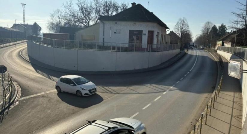 Orosz rulettet játszik, aki a topolyai vasútállomás felől érkezik autóval