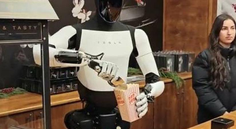 Videón a Tesla Optimus robotja, amint popcornt oszt a berlini karácsonyi vásáron