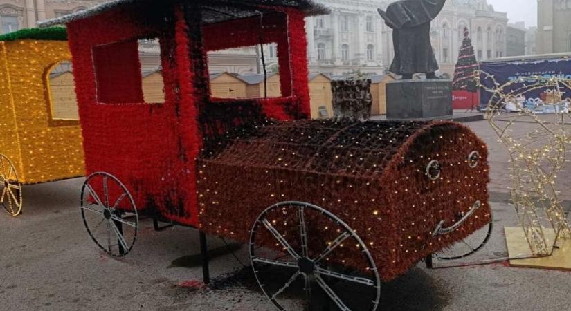 Felgyújtották a vonatot ábrázoló ünnepi díszt Újvidéken