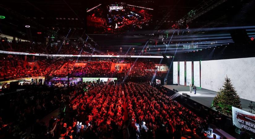 Megtelt a Pick Aréna: minden idők egyik legnagyobb háborúellenes gyűlése zajlott Szegeden (videó)