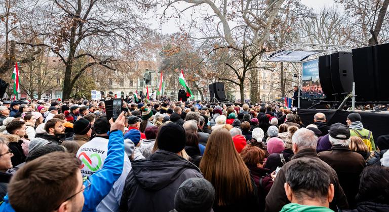 Magyar Péter: Szegednek 30 éve ígéri a Fidesz a harmadik Tisza-hidat, a Tisza Párt 2030-ra megépíti