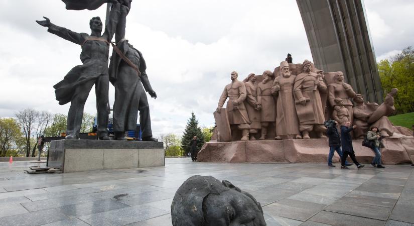 A múltat végképp eltörölni – újabb emlékműveket bontanak le Kijevben