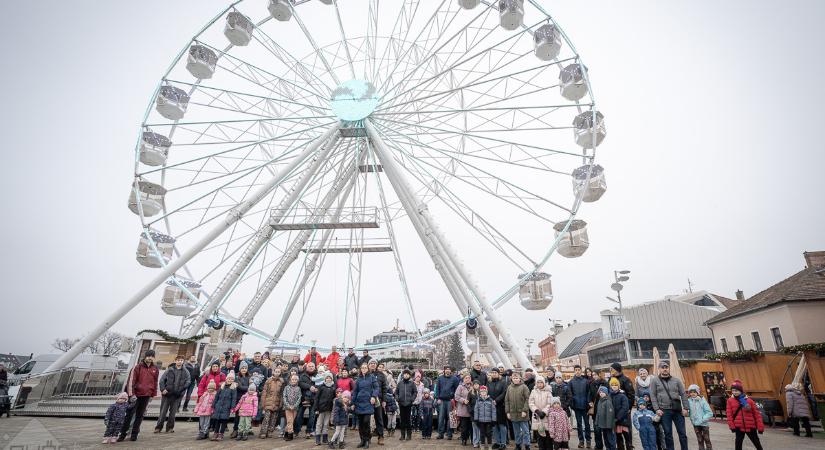 Nagycsaládosok óriáskerekezése – karácsonyi élmény több száz gyermeknek