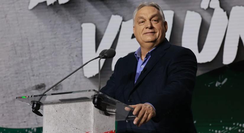 Látványos videó: így érkezett meg Orbán Viktor a Háborúellenes Gyűlés helyszínére