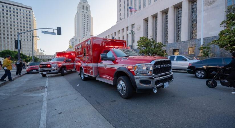 Videón, ahogyan a rendőrök egy lopott szirénázó mentőautót üldöztek este