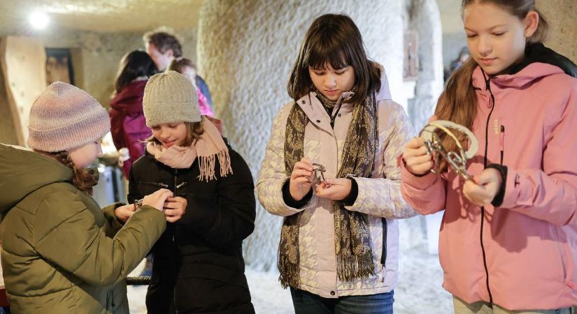 A noszvaji barlanglakásokba vitték be az adventi vásárt  galéria