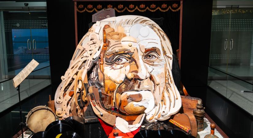 Anamorf Liszt Ferenc jelent meg a ferihegyi repülőtéren