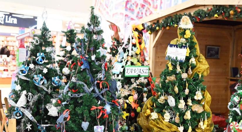 Ezek a mini fák mind mást mesélnek a karácsonyról – a győzteseket is kihirdették