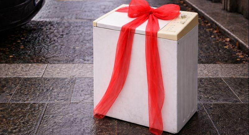 Kitettek egy régi mosógépet a Király utcára, masnival és fenyegetéssel kapták vissza