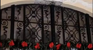 Leomlott a boltív egy darabja a Zentai Városháza bejáratánál (videóval)