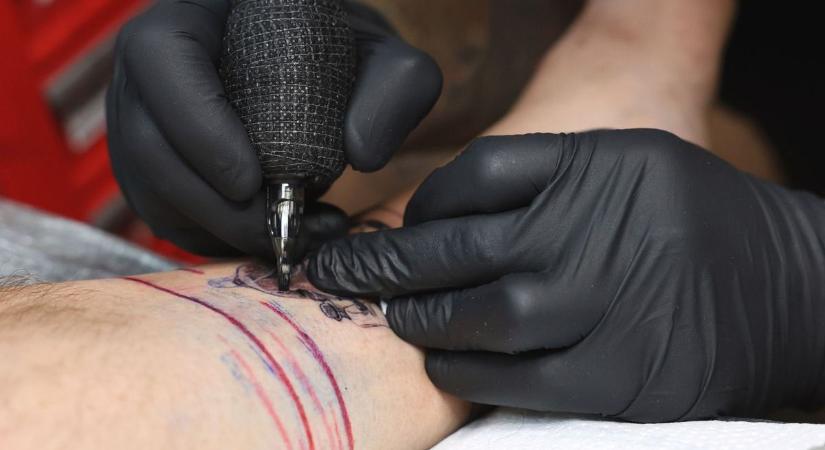 Tetkót kér a gyerek karácsonyra? Néha az önkifejezés és a felelősség is találkozik a tetoválószalonban