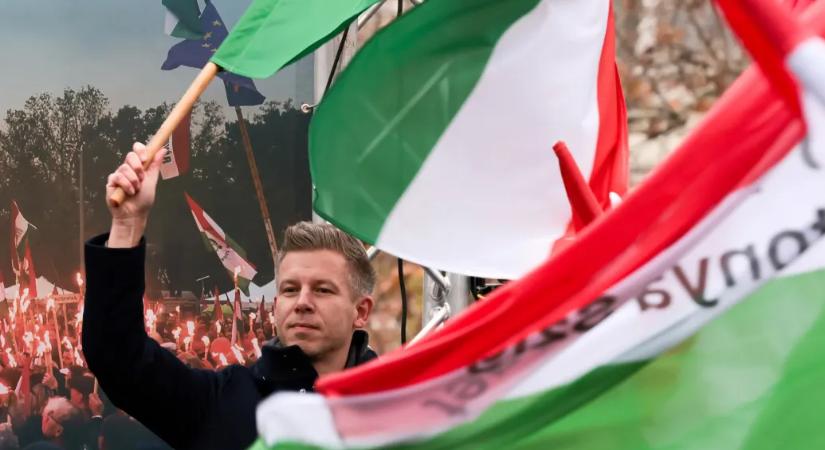 Magyar Péter teljes erővel csapta le a magas labdát, amit Lázár a szlovákozással adott fel