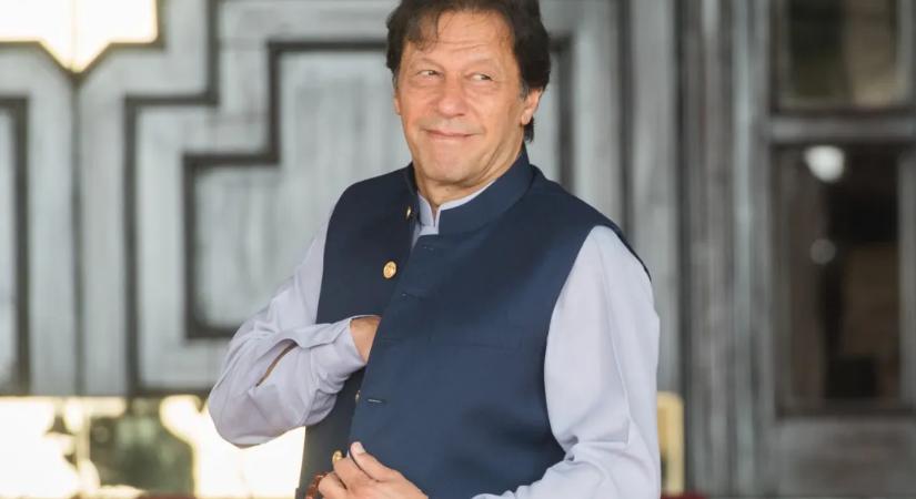 Gyanúsan olcsón megvett luxuscikkek miatt kapott 17 év börtönt a pakisztáni exkormányfő