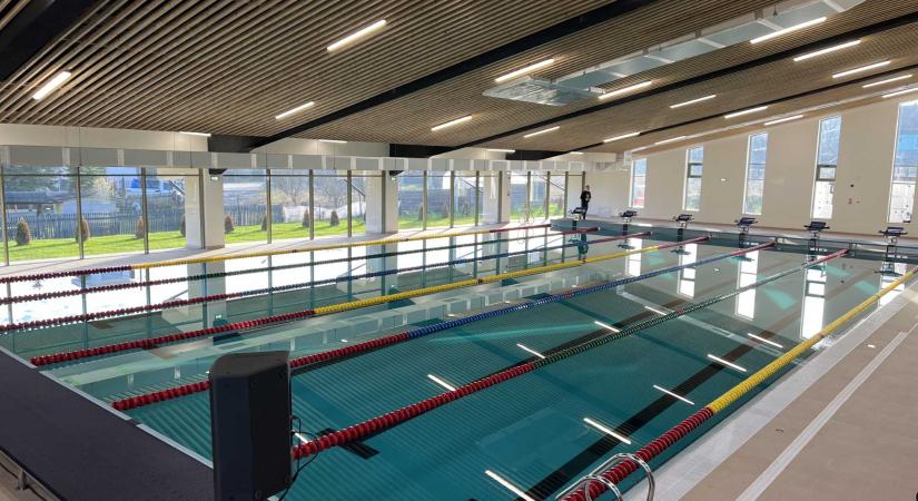 Új tanuszodát avattak Szovátán – egész évben sportolhat a közösség (VIDEÓ)