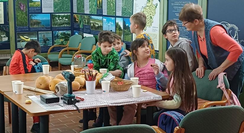 Különleges madáretetők és karácsonyi kopogtatók is készültek a Luca-napon