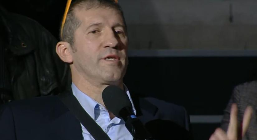 Eddig a DK és Hadházy szekerét tolta, most már Tisza-aktivistaként kérdezte fel Orbán Viktort (VIDEÓ)