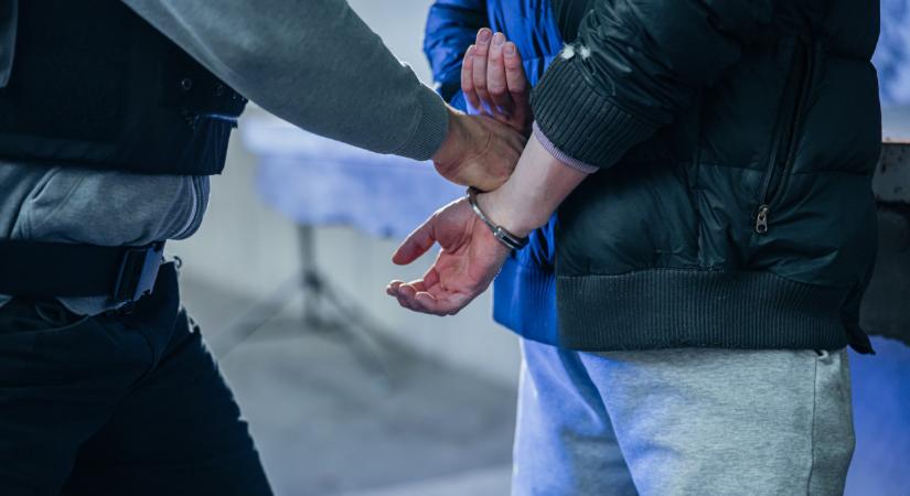 Újabb budapesti szórakozóhelyhez vonultak ki a rendőrök: egy fiatal lányt késeltek meg, megvan az elkövető