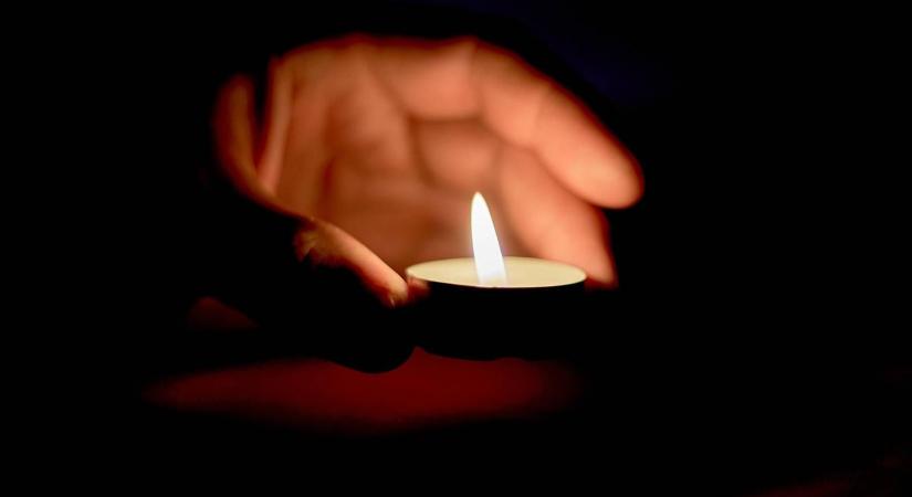 Frontálisan ütközött egy kisbusz és egy személyautó a 87-es főúton, egy ember életét vesztette